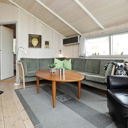 Three-bedroom Holiday In 1