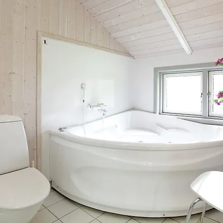 Three-bedroom Holiday In 1 * Bogø By