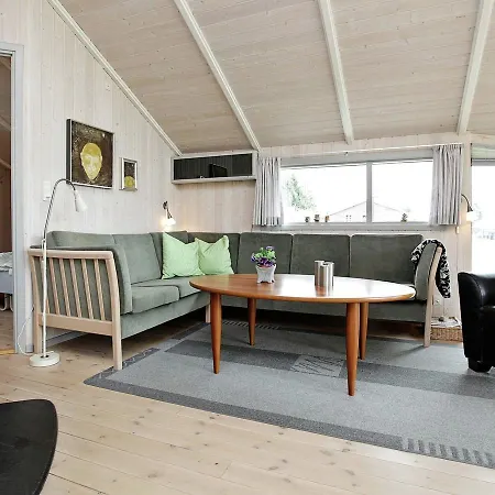 Three-bedroom Holiday In 1 * Bogø By