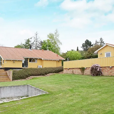 Feriehus Three-bedroom Holiday In 1