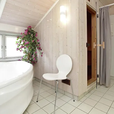 Feriehus Three-bedroom Holiday In 1 *
