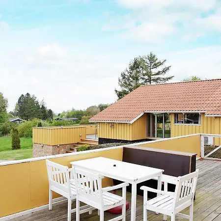 Three-bedroom Holiday In 1